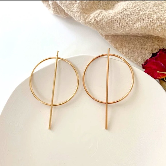 ⚜️[𝟯/$𝟭𝟴]⚜️Big Gold Round Bar Earrings NEW - Picture 2 of 9